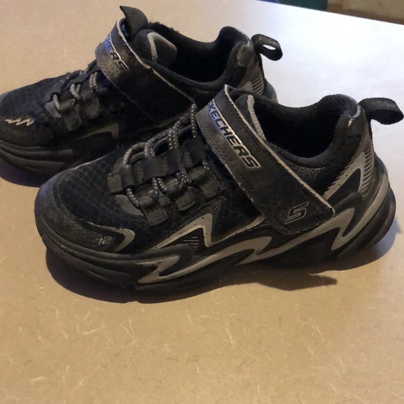 Boys Size 11 running shoes - Picture 2 of 10